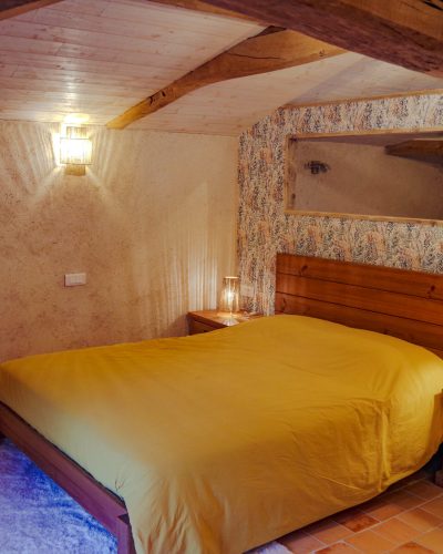 Chambre d'hôte à La Perdrière, Bournezeau, avec un grand lit 160x200. Chambre de charme, à la ferme, avec charpente apparente, sol en tomettes et décoration moderne.